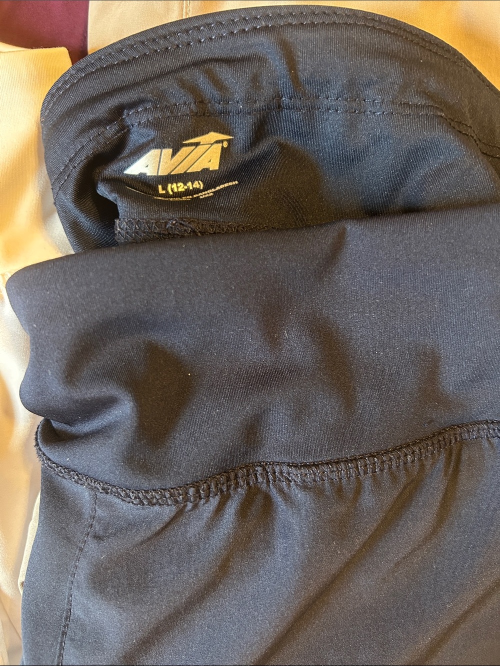 Avis women’s athletic shorts-Sz L - Picture 2 of 9